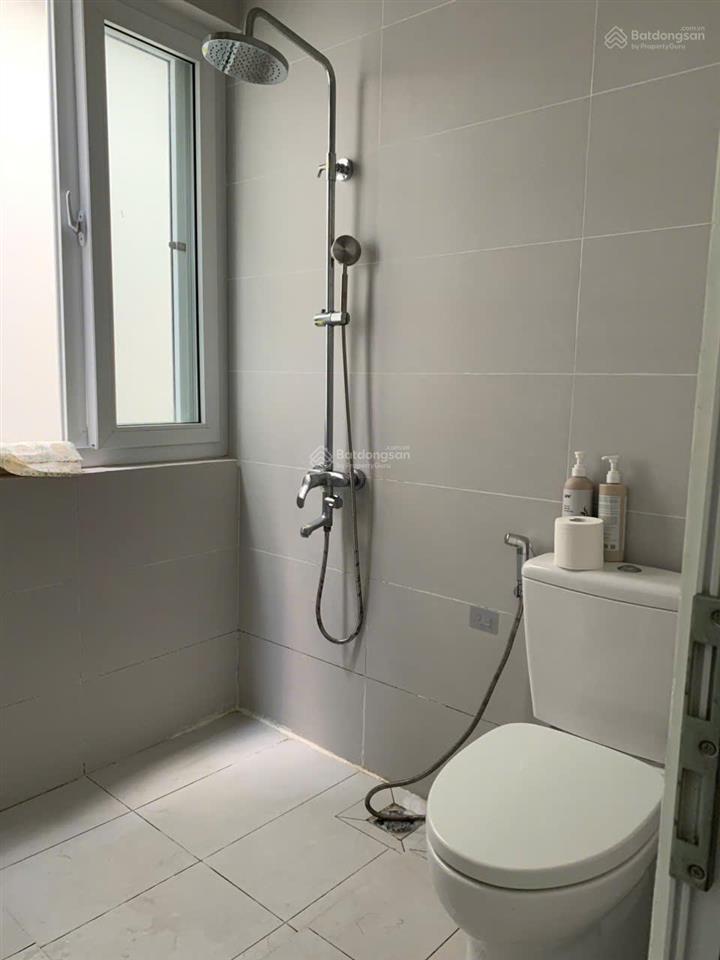 Giới hạn hiếm có 1 người 1 xe. căn hộ ban công bự hơn cái phòng, siêu thoáng. thang máy, chỉ 6tr/th