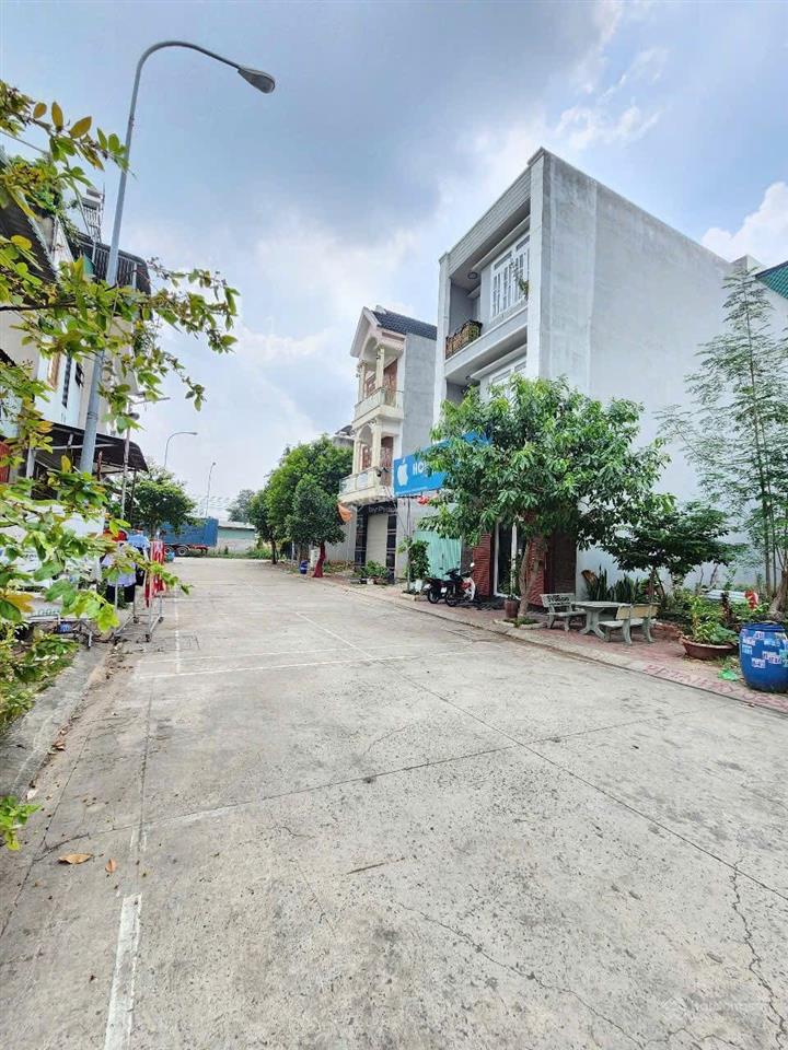 Tôi chính chủ cần bán đất kdc sóng thần dt 75m2 shr cách vincom 550 chỉ 200m đường rộng 20m thông