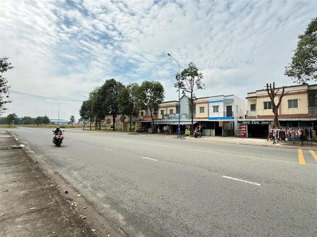Bán dãy nhà trọ đường d11 ở kcn bàu bàng khu vực sầm uất dt 150m2 shr hiện đang cho thu nhập 8tr