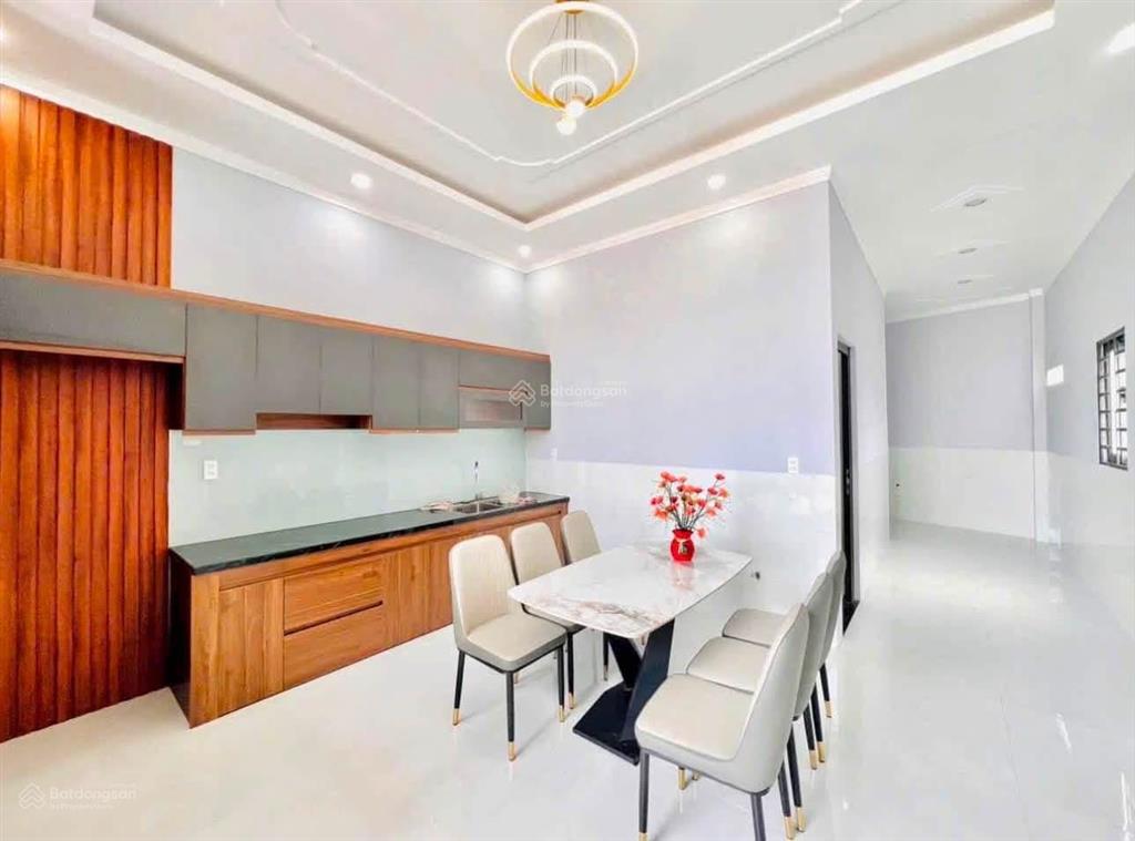 Cần bán căn nhà ngay sau lưng chợ phú lạc 80m2 shr cách kdc phong phú 4 chỉ 200m ra ql50 chỉ 2p