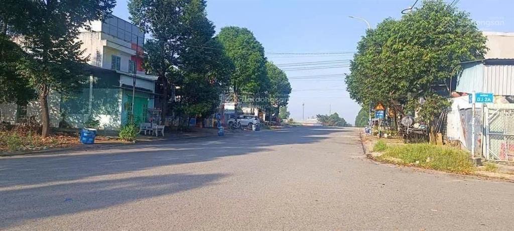 Bán lô đất mp3 nằm sát chợ dt 300m2 shr đối diện bệnh viện ra ql13 chỉ 2p di chuyển dân cư đông đúc