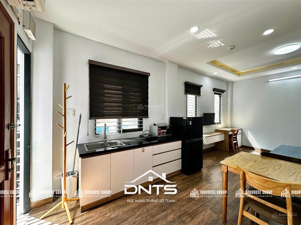 Cho thuê căn hộ ban công full nội thất ngay công viên lê văn tám, chợ tân định, viện isb, ueh