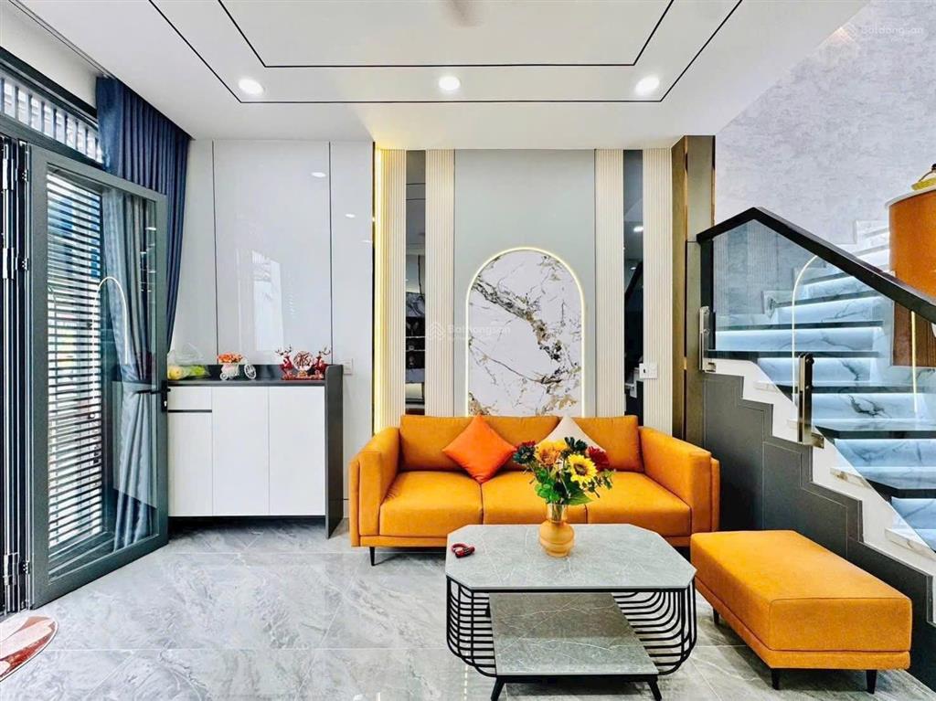 Bán nhà quận 3  giá 2,99 tỷ/60m2, 3pn  nam kỳ khởi nghĩa  vị trí trung tâm, hẻm xe hơi, sổ riêng