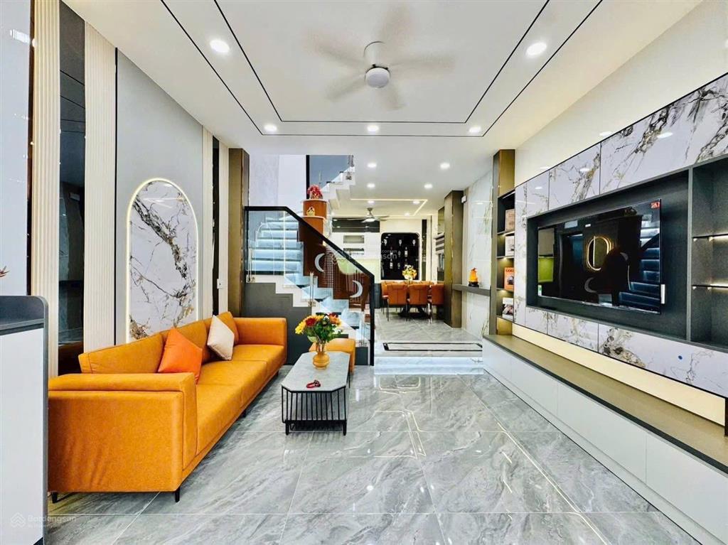 Bán nhà quận 3  giá 2,99 tỷ/60m2, 3pn  nam kỳ khởi nghĩa  vị trí trung tâm, hẻm xe hơi, sổ riêng