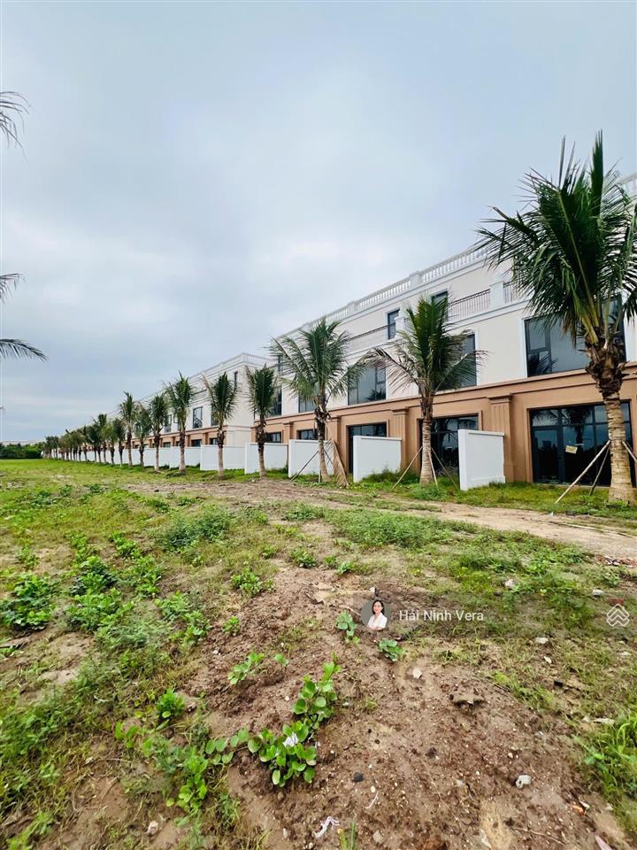 Hiếm có shophouse tla296 tặng vườn riêng 30m2 mặt đường lớn 35m tại vinhomes vũ yên giá 11,8 tỷ