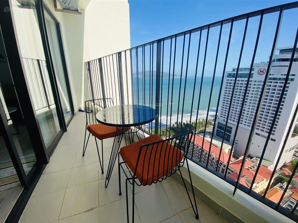 Chính chủ bán căn gold coast  đã có sổ studio , tòa nam, giá 5 tỷ 7, view phố biển, nội thất đẹp