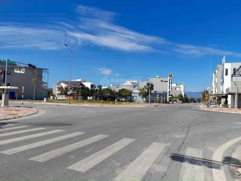 Đất mặt tiền dt769  lô 180m2 chủ bán giá 2tỷ5  cách sân bay chỉ 5 phút  đối diện chợ  sổ sẵn