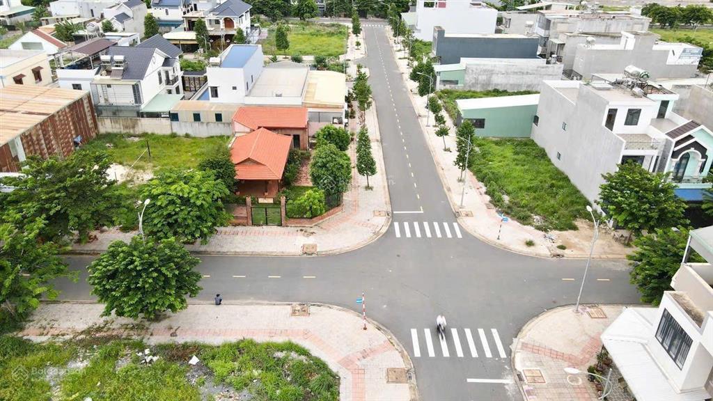 Trục d18  đối diện chợ lô 80m2 giá 1tỷ890  ngay trung tâm đô thị sân bay  đường 30m  sổ sẳn