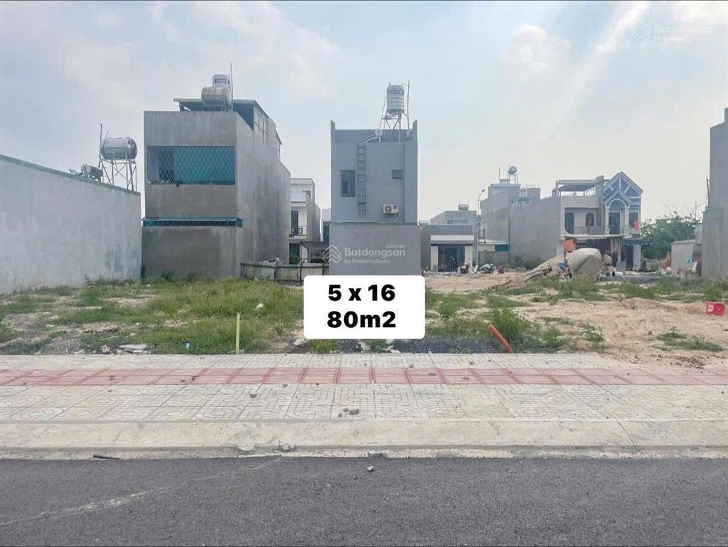 Trục d18  đối diện chợ lô 80m2 giá 1tỷ890  ngay trung tâm đô thị sân bay  đường 30m  sổ sẳn
