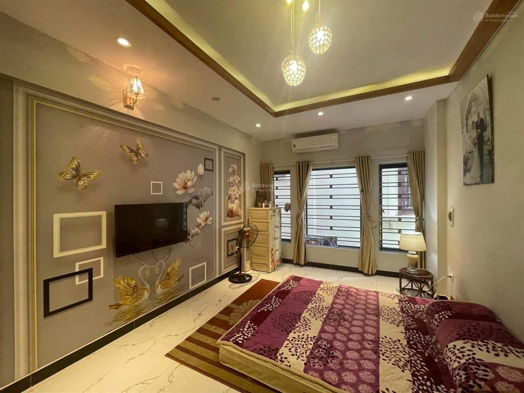 Nhà 5 tầng phố chùa vua hbt, vị trí đẹp ngay phố, đt 47m2 giá hơn 12tỷ. nhà dân xây, thừa công năng