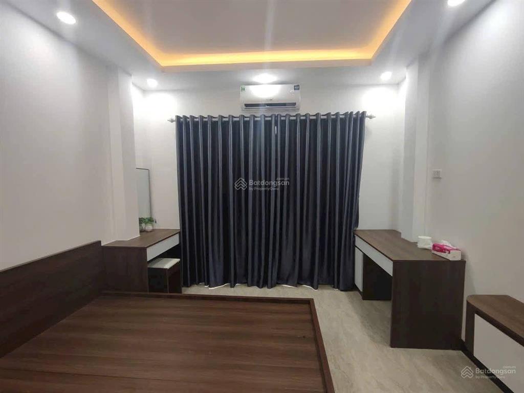 Mình khai  hbt, vị trí đẹp, mặt ngõ kinh doanh, 100 m ra phố, ngõ ba gác thông thoáng, giá 7,5 tỷ.