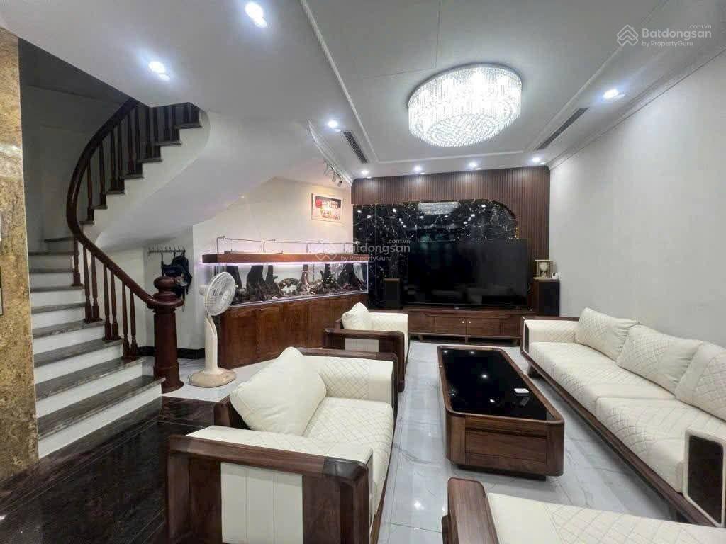 Mình khai  hbt, vị trí đẹp, mặt ngõ kinh doanh, 100 m ra phố, ngõ ba gác thông thoáng, giá 7,5 tỷ.