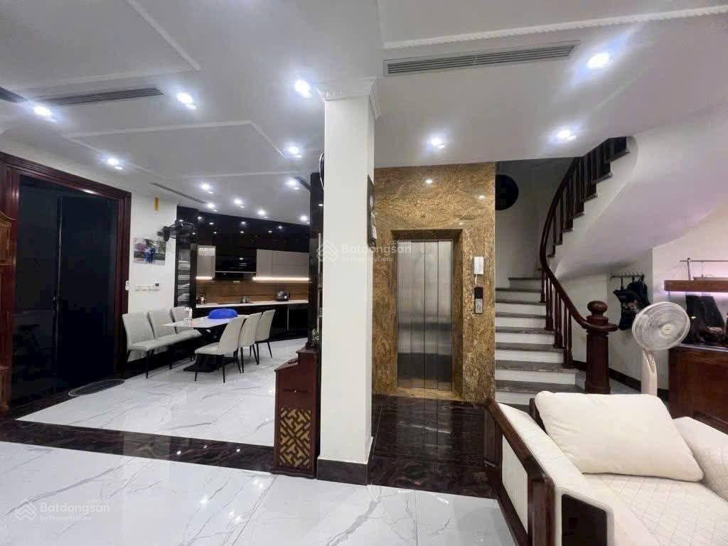 Mình khai  hbt, vị trí đẹp, mặt ngõ kinh doanh, 100 m ra phố, ngõ ba gác thông thoáng, giá 7,5 tỷ.