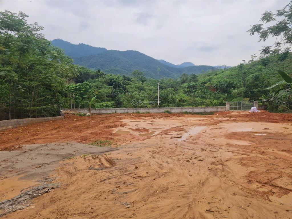 Cần bán gần 2 ha có 400 m2 thổ cư, mặt tiền 130 m, bám suối, cách thị trấn 2 km, pháp lý đầy đủ