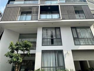 Căn hộ ban công full nội thất mới | thang máy hầm xe đầy đủ | dọn phòng hàng ngày  ngay trung tâm