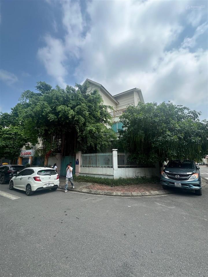 Bán gấp biệt thự lô góc. trung tâm hà nội. lô góc * 222m2 3 tầng, mt 17m, đường hữu hưng.