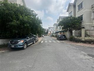 Bán gấp biệt thự lô góc. trung tâm hà nội. lô góc * 222m2 3 tầng, mt 17m, đường hữu hưng.