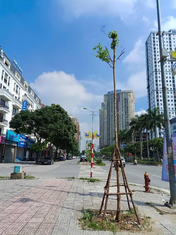 Liền kề văn phú  mặt đường 50m. vị trí kim cương! 90m2 5 tầng mt 4,5m. vỉa hè 8m. 28,6 tỷ.