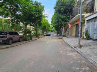Văn phú nhà đẹp. giá chỉ 19,2 tỷ! 90m2, 5 tầng, mt 4,5m. thang máy xịn phân lô, 2 vỉa hè vườn hoa