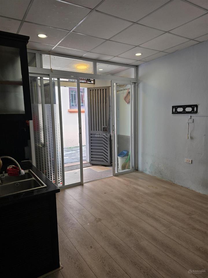 Chính chủ cho thuê nhà tầng 1, phòng 102 b10, ngõ 15 phương mai.