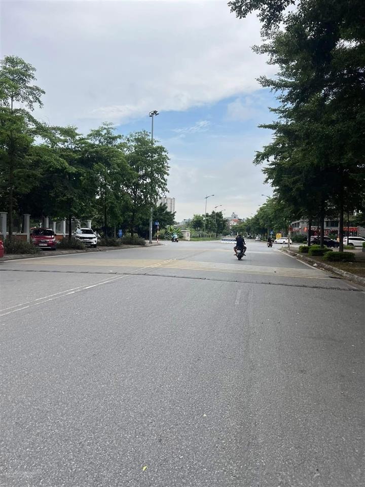 Bán nhà phố vũ đình tụng hàng xóm gaảden city  95m2 mặt tiền 5,5m  đường 8m  vỉa hè 2 bên