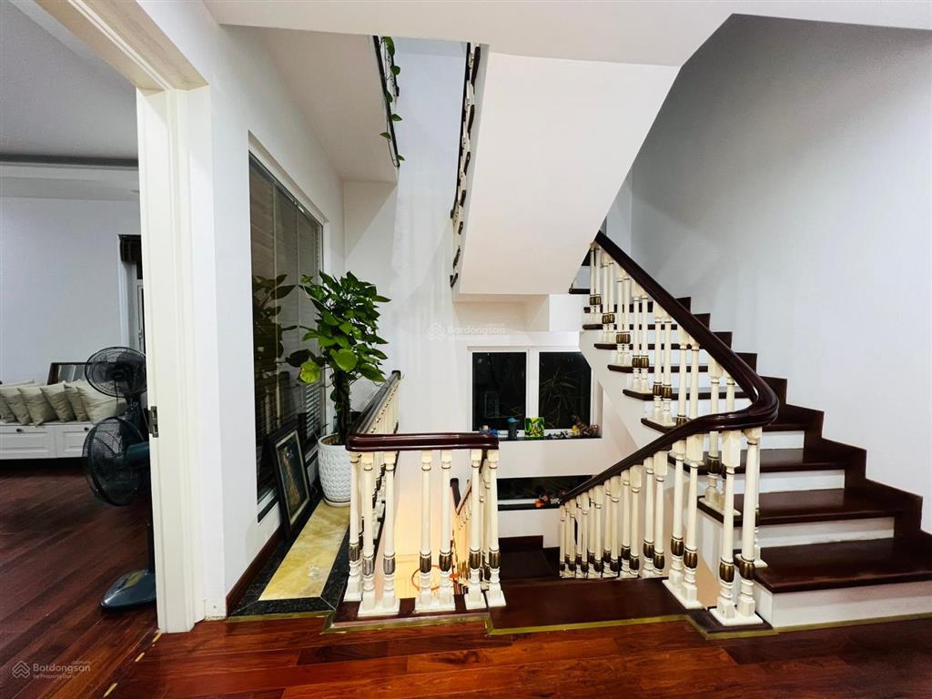 Chủ hạ gấp 10 tỷ biệt thự liền kề huỳnh văn nghệ, sài đồng 180m mt 12m 4 tầng sát công viên  hồ