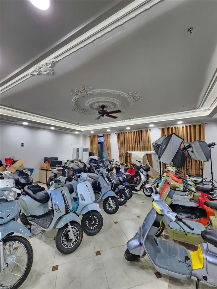 Mặt phố ngô gia tự  120m  mt 8,5m  7 tầng thang máy đường 40m vỉa hè đá bóng kinh doanh đỉnh
