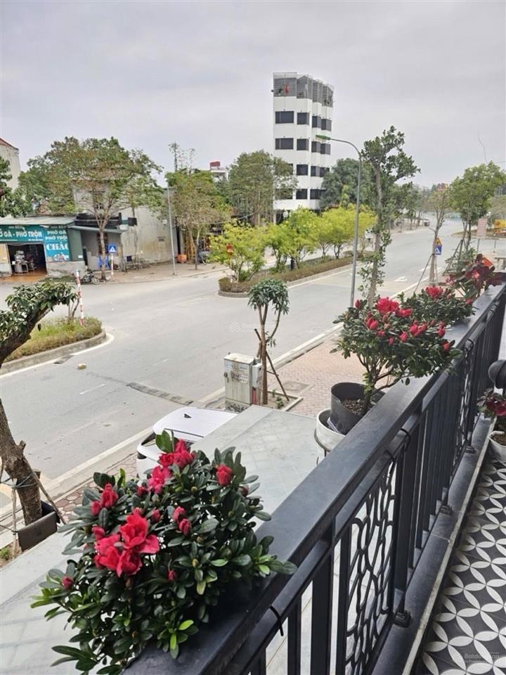 Nhà mặt phố giang biên  100m2  mặt tiền 5m  5 tầng thang máy  đối diện nhà hàng hương quê