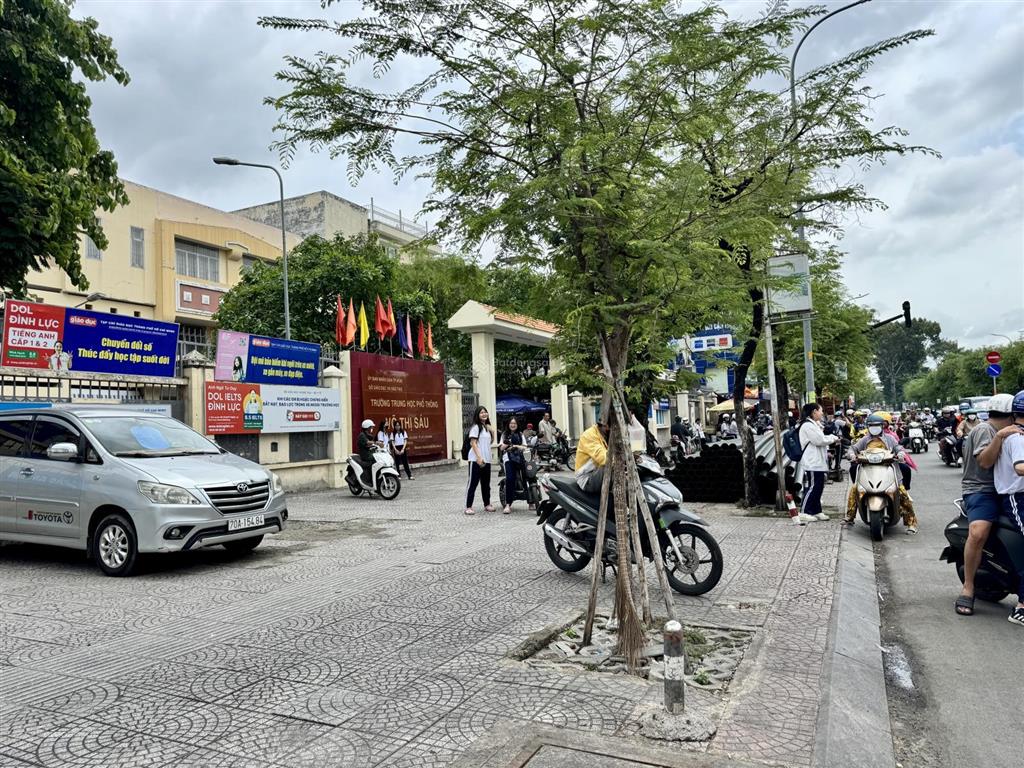Sát q1, ngay bv bình thạnh  cách trường học 10m  hẻm ô tô tránh  đang cho thuê ~ 60tr/tháng