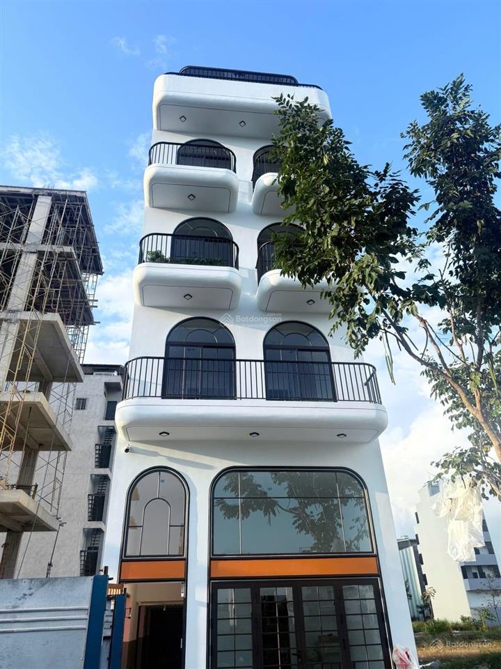 Bán toà căn hộ khu đô thị fpt, tổng 12 phòng khai thác, diện tích 102m2 6 tầng thang máy ngang 6m