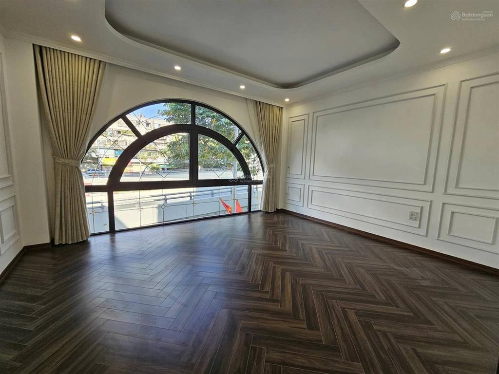 Tôi cần bán nhà mặt phố đại la, 7tầng thang máy full nội thất.