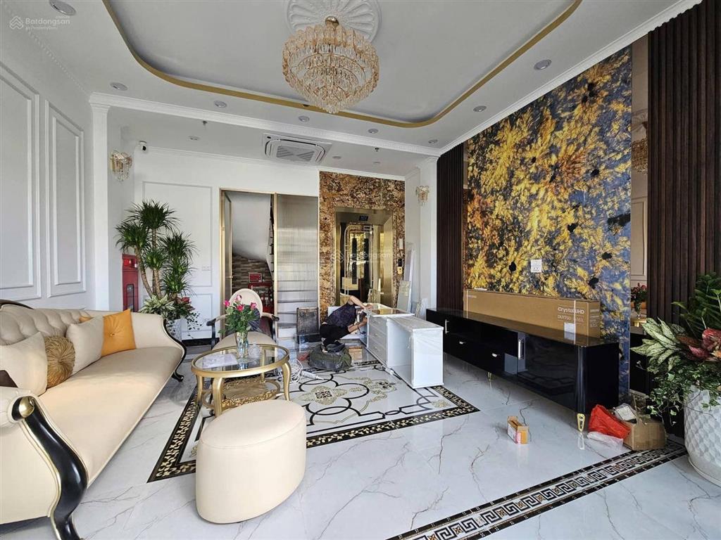 Tôi cần bán nhà mặt phố đại la, 7tầng thang máy full nội thất.