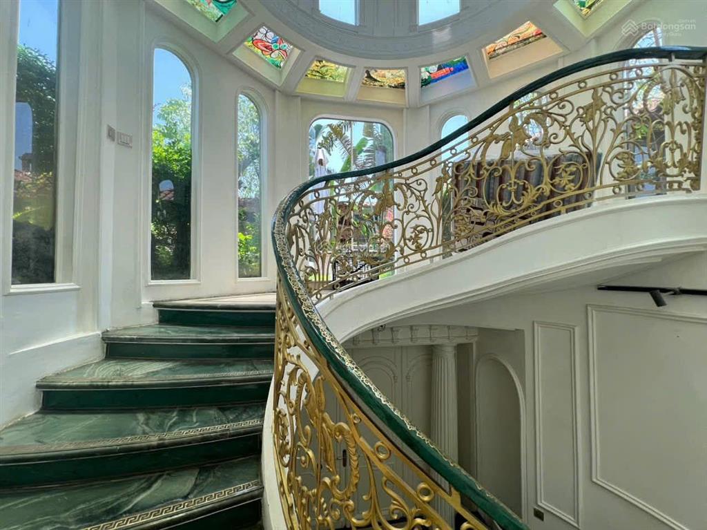 Tôi cần bán nhà biệt thự kđt tp giao lưu thành phố giao lưu, 4tầng thang máy full nội thất cao cấp