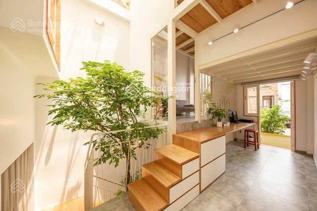 Chính chủ kẹt tiền, cần bán gấp nhà q9 giá 5 tỷ 2  hẻm xe hơi  gần trường đh và bệnh viện