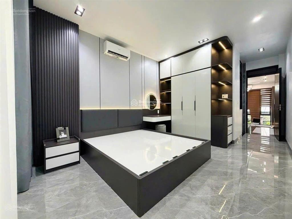 Cần bán gấp! siêu phẩm nhà q9 giá 4 tỷ 8  hẻm xe hơi  gần nhiều trường đại học