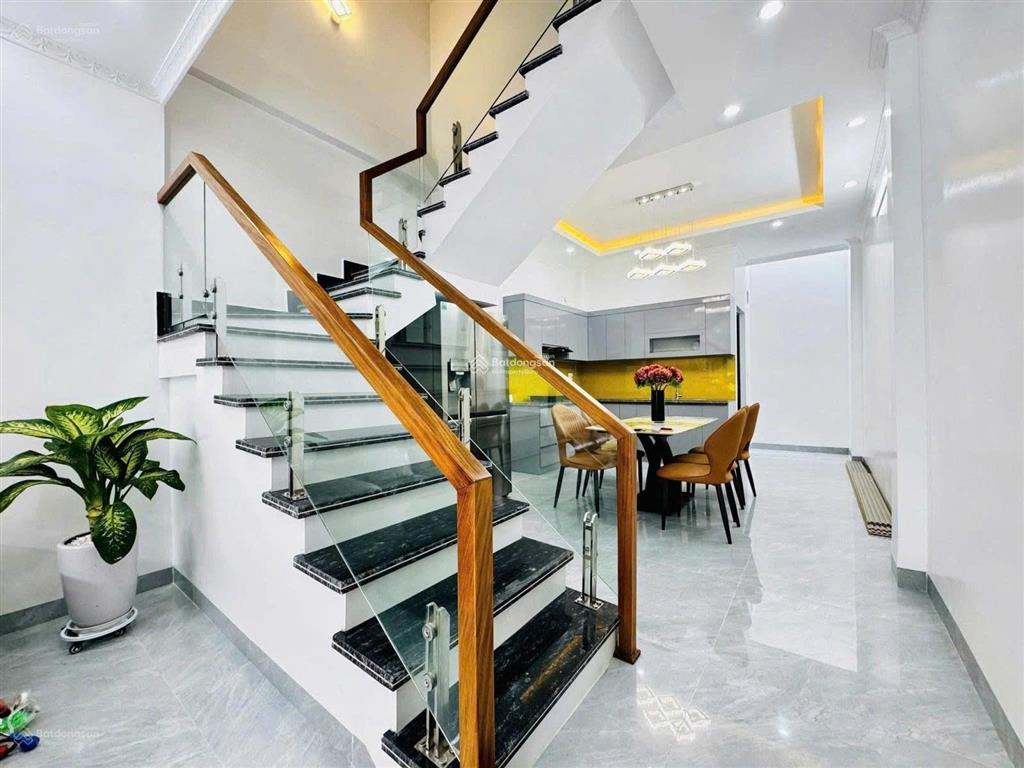 Cần bán gấp! siêu phẩm nhà q9 giá 4 tỷ 8  hẻm xe hơi  gần nhiều trường đại học