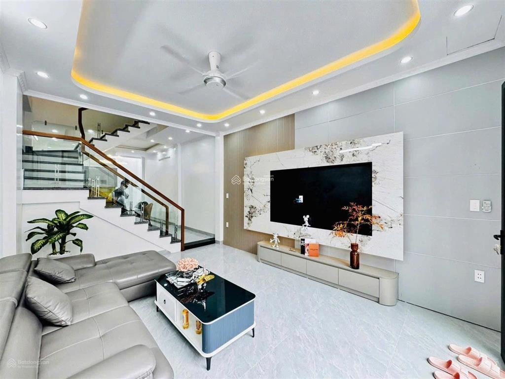 Cần bán gấp! siêu phẩm nhà q9 giá 4 tỷ 8  hẻm xe hơi  gần nhiều trường đại học
