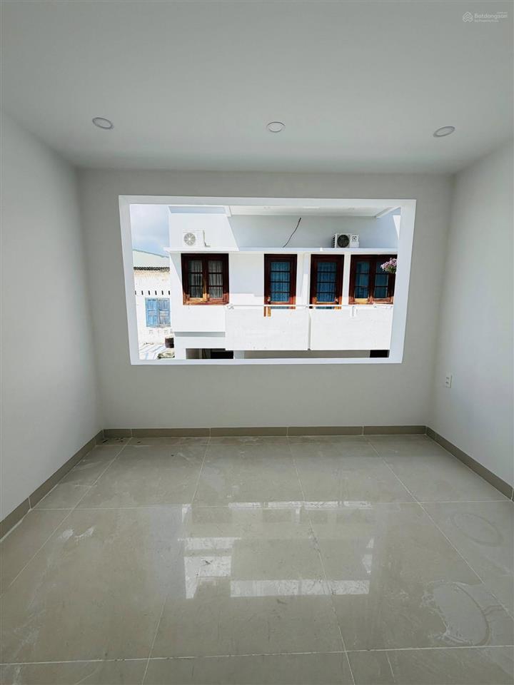 Bán nhà mới 3 tầng trung tâm tp nha trang chỉ 4 tỷ, cách đường phan đình giót 2 căn nhà