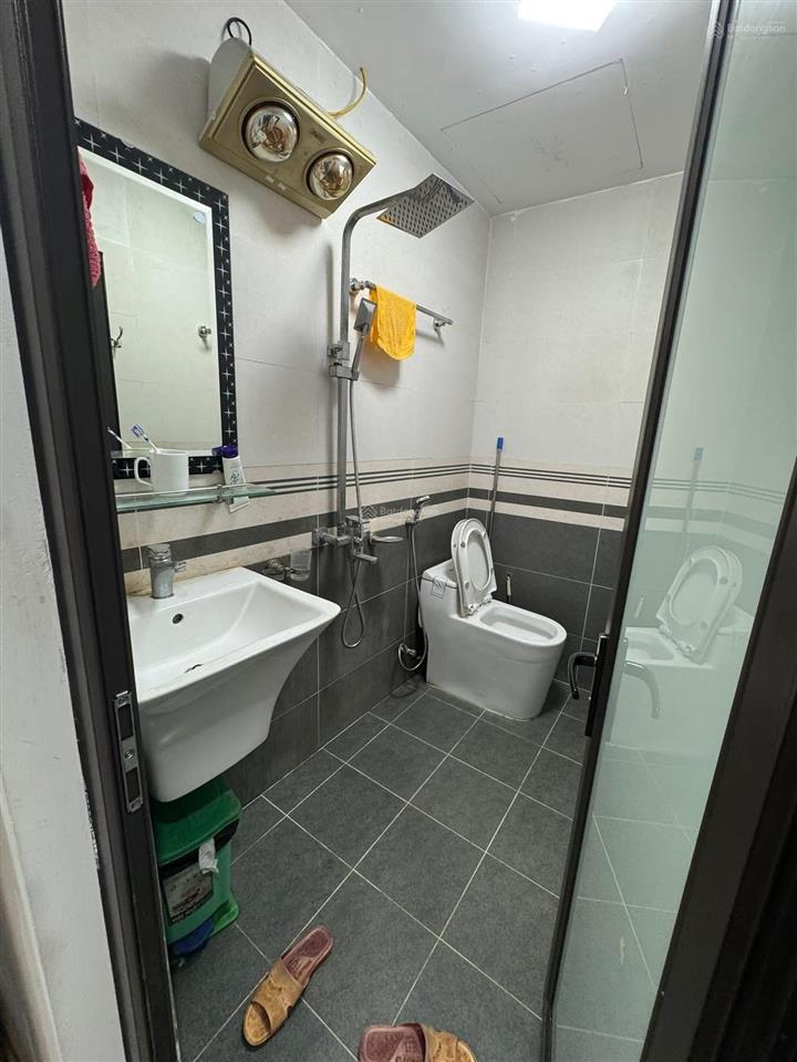 Nhà cầu giấy trong ngõ lại sau ra mặt phố ạ. dt 64m2 mặt tiền rộng nhà 4 tầng đẹp giá nhỉnh 10 tỷ