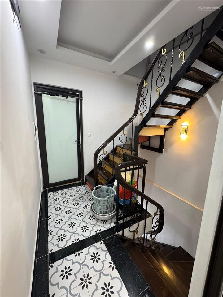 Nhà cầu giấy trong ngõ lại sau ra mặt phố ạ. dt 64m2 mặt tiền rộng nhà 4 tầng đẹp giá nhỉnh 10 tỷ