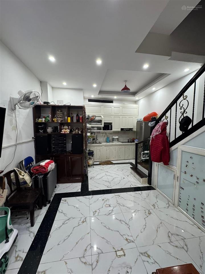 Nhà cầu giấy trong ngõ lại sau ra mặt phố ạ. dt 64m2 mặt tiền rộng nhà 4 tầng đẹp giá nhỉnh 10 tỷ