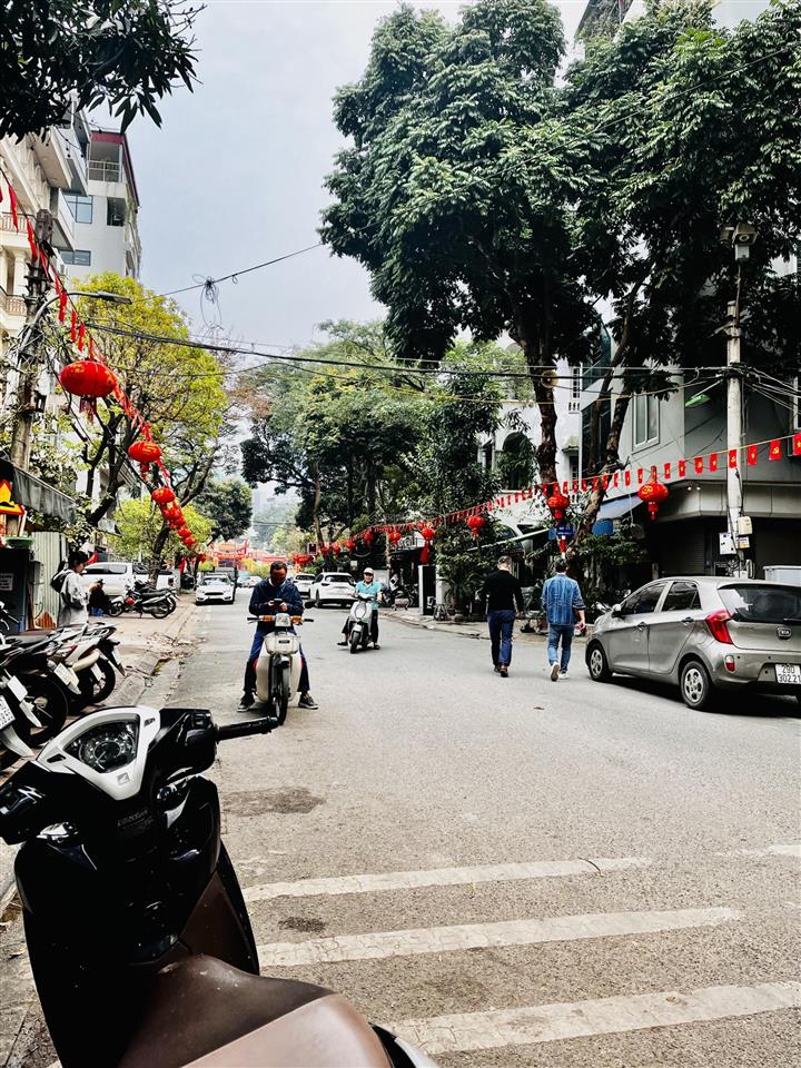 Bán đất tây hồ 50m2 cách 1 nhà ra phố giá hơn 15 tỷ, sẵn sổ giao dịch alo 0919 266 *** em hương
