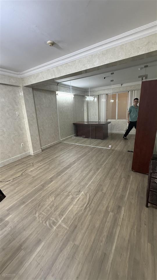 Cho thuê văn phòng 35m2, giá siêu hời 5 triệu tại lý phục man, gần kcx tân thuận, thang máy, bảo vệ