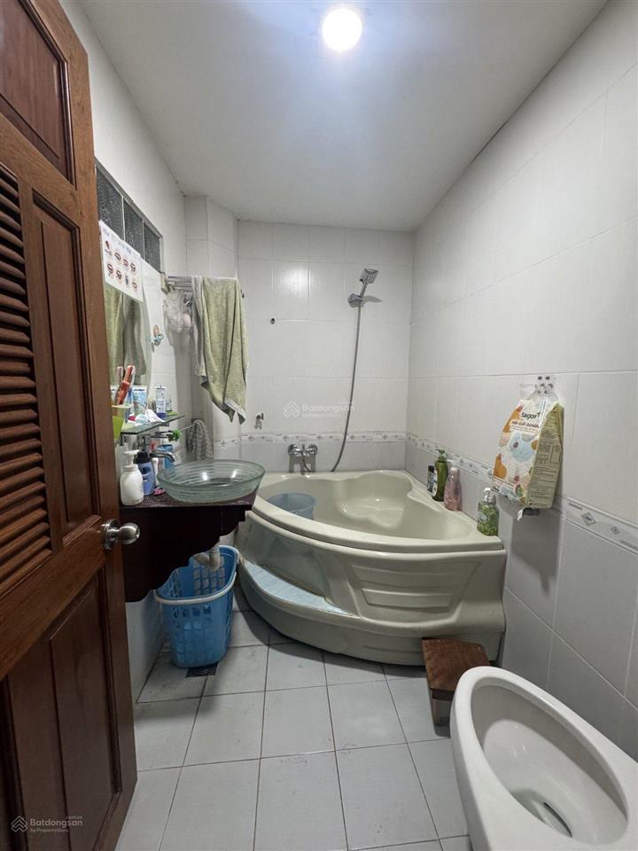 916 hẻm ôtô tới nhà, lạc long quân, phường 8, tb. dt 3m90x13m (3 tầng, 4 phòng ngủ, 3wc), đúc btct
