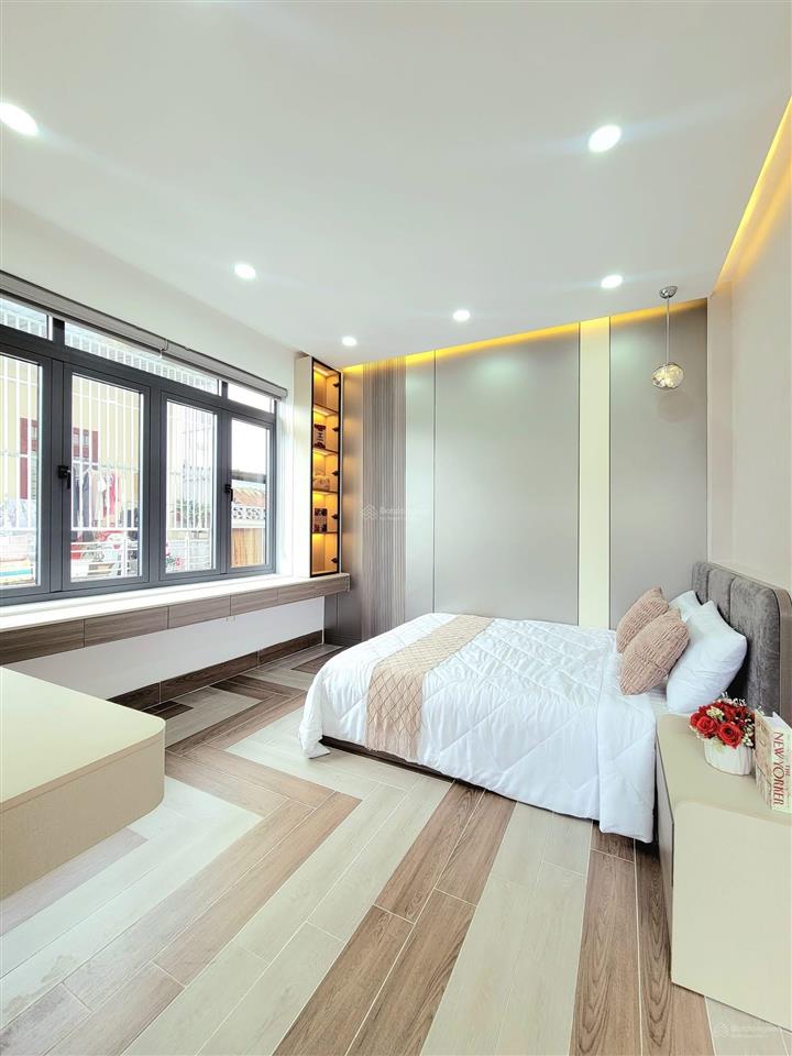 Bán nhà c4 (4,5x17 ) tiện xây mới chdv hầm trệt lửng 4lầu st  gần trường hutech giáp quận 1