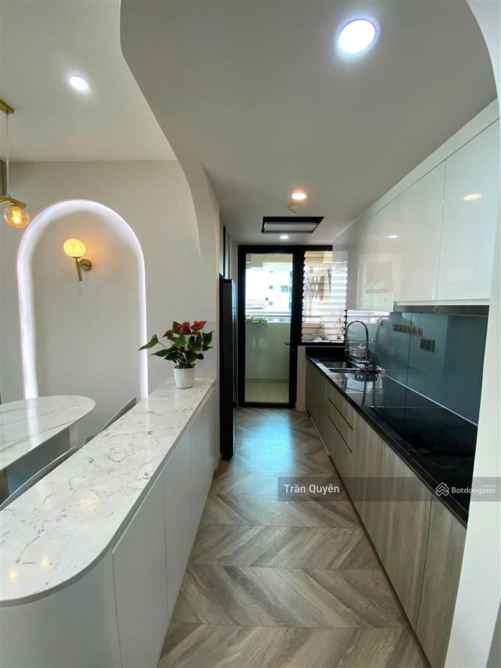 Tầng cao  view thoáng  full nội thất như hình  85/76m2  9.9 tỷ  2pn view đông nam hiếm có