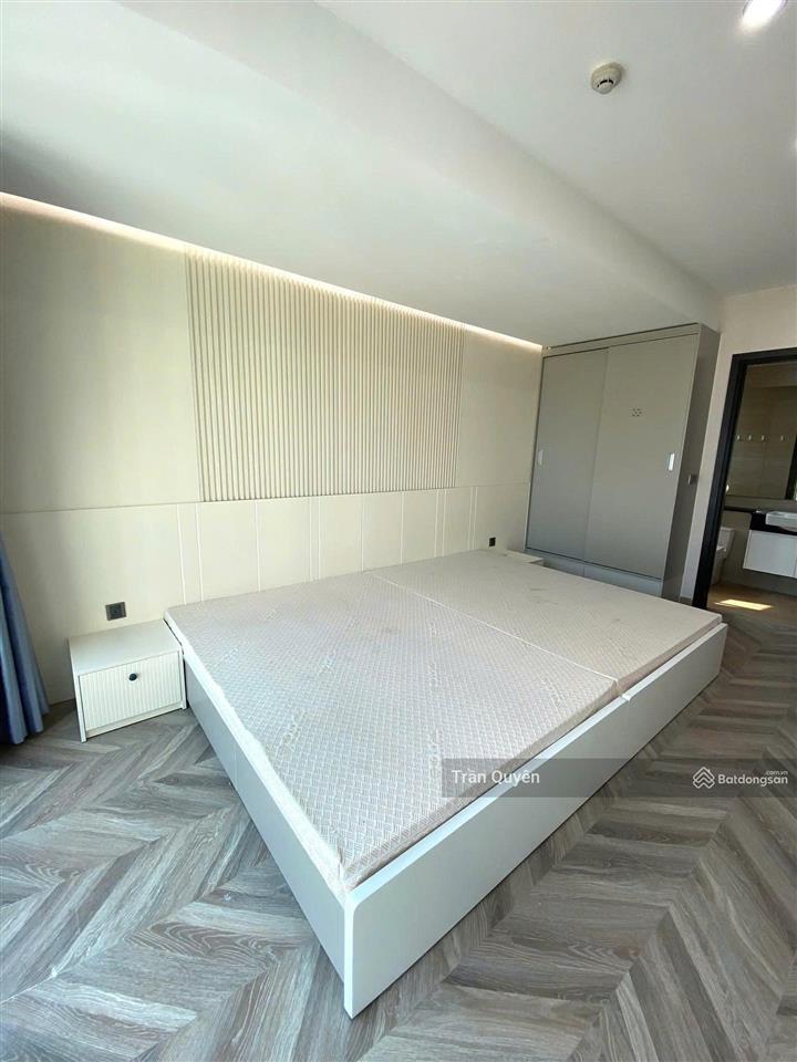 Tầng cao  view thoáng  full nội thất như hình  85/76m2  9.9 tỷ  2pn view đông nam hiếm có
