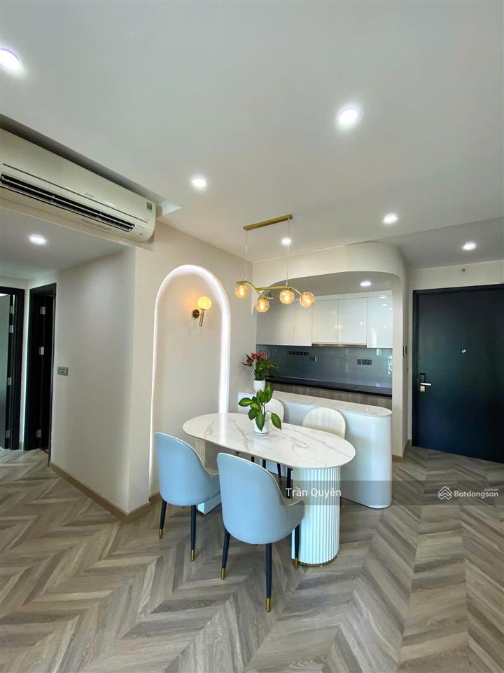 Tầng cao  view thoáng  full nội thất như hình  85/76m2  9.9 tỷ  2pn view đông nam hiếm có