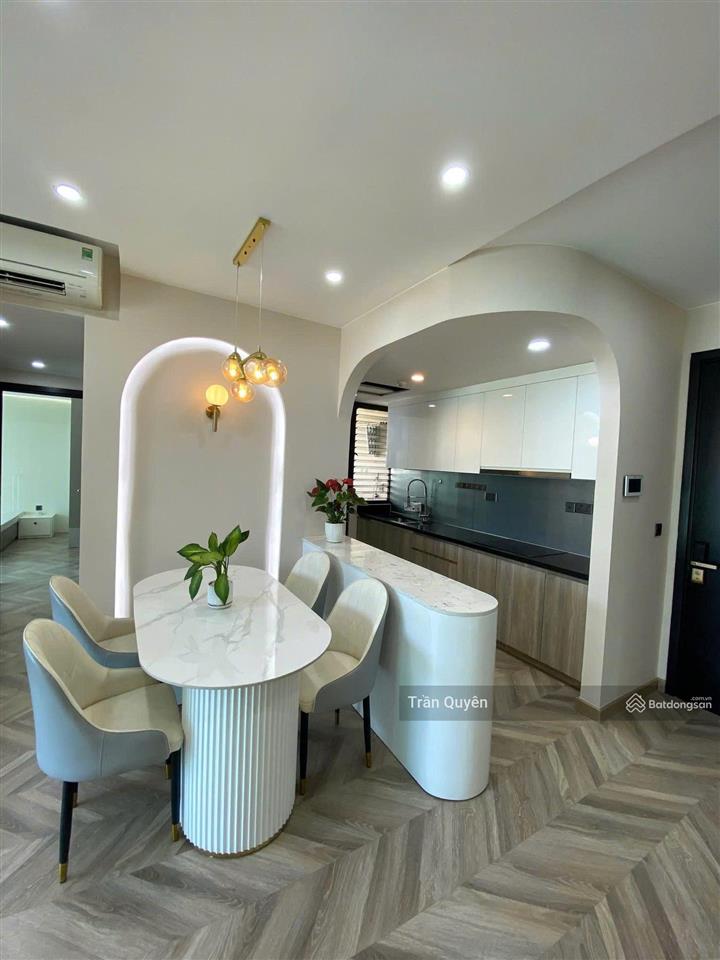 Tầng cao  view thoáng  full nội thất như hình  85/76m2  9.9 tỷ  2pn view đông nam hiếm có