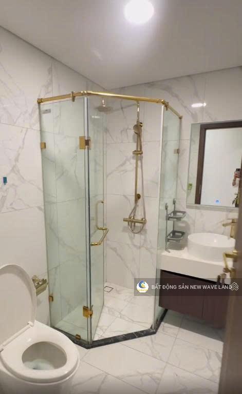 1 căn sở hữu lâu dài 2pn, 74,9m2 tầng thấp, nội thất cơ bản, giá 5,6 tỷ bao thuế phí